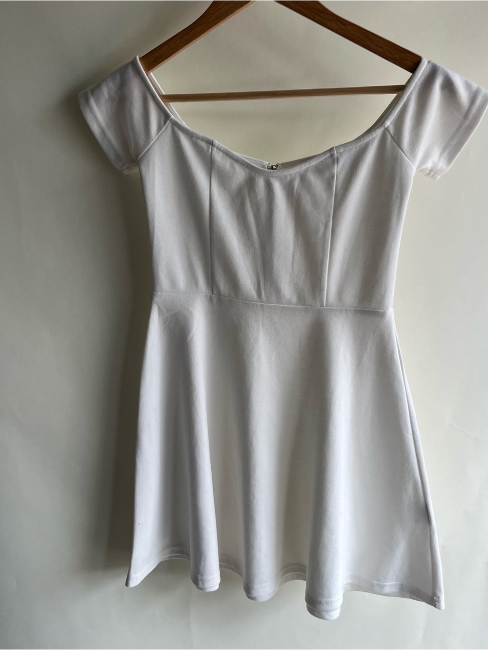 TOBI dress sz sm white fitted fit n flare cap sleeve euc small